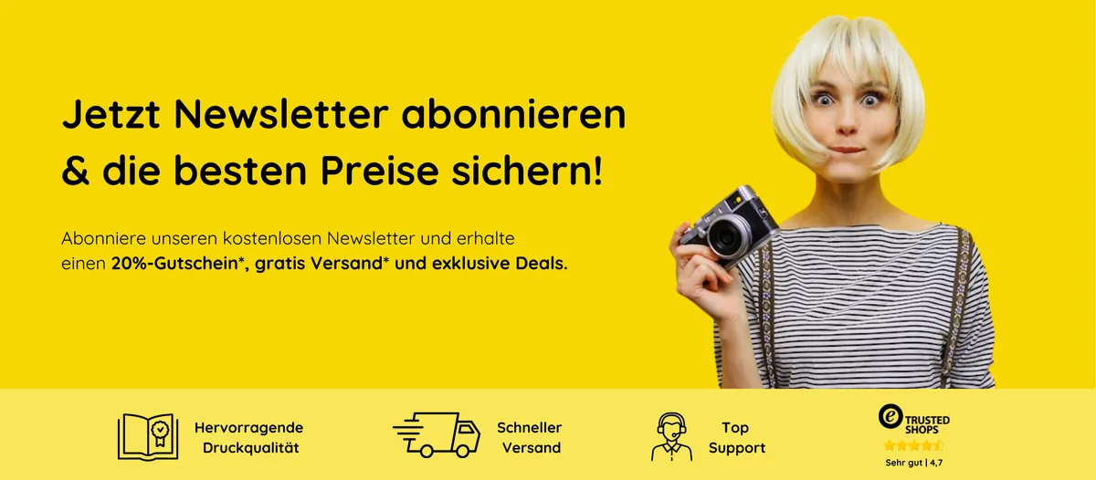 Knallgelber Hintergrund und eine Frau, die eine Kamera in der Hand hält