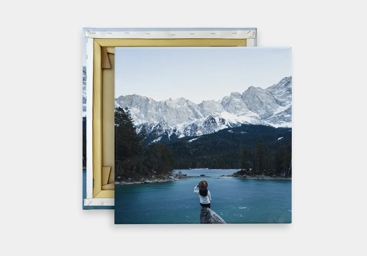 personalisierte Leinwand mit Bild einer Frau mit Blick auf die Berge