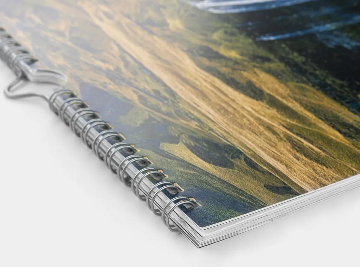 Wandkalender mit mattem Bilderdruck-Papier und Ringhalterung