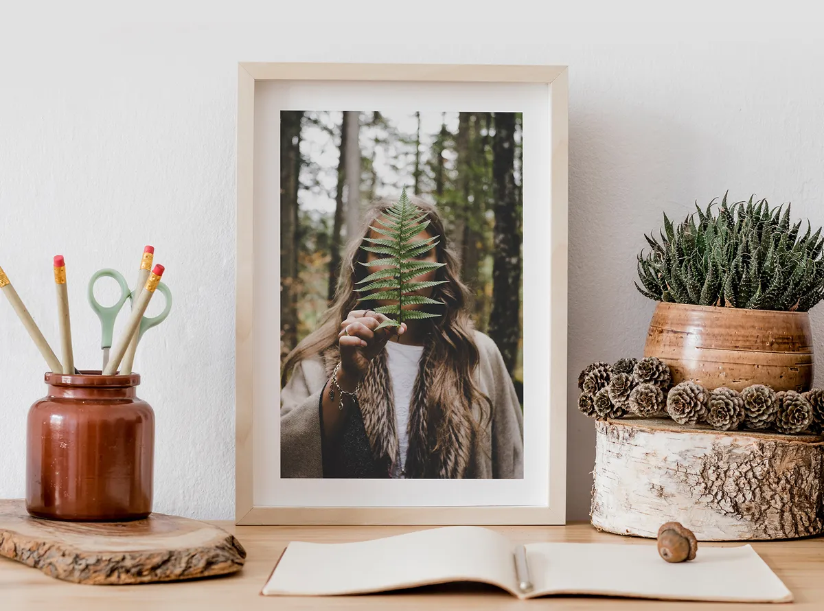 Poster mit Rahmen mit Foto eines Mädchens im Wald