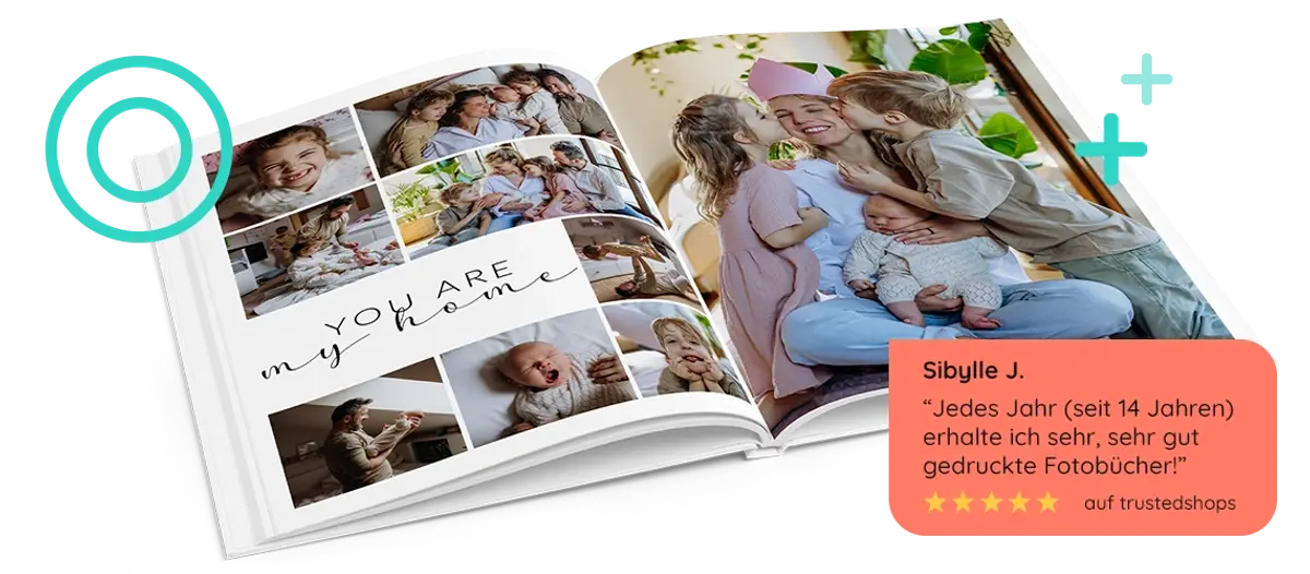 Aufgeschlagenes Fotobuch Hardcover A4 hoch mit Familienfotos gestaltet liegt hinter einer Kundenbewertung